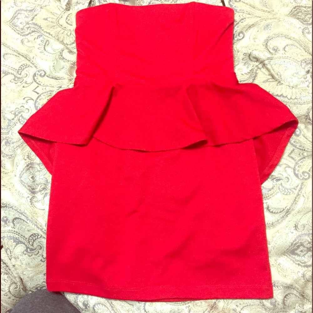 Strapless red dress with ruffle on waist